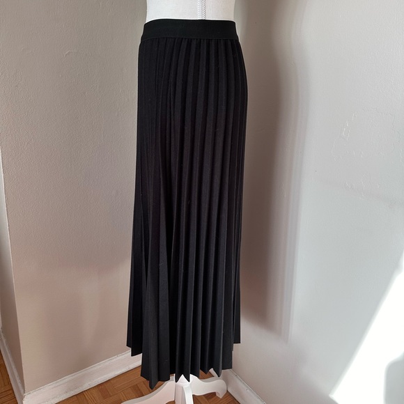 Black long skirt - Picture 2 of 6